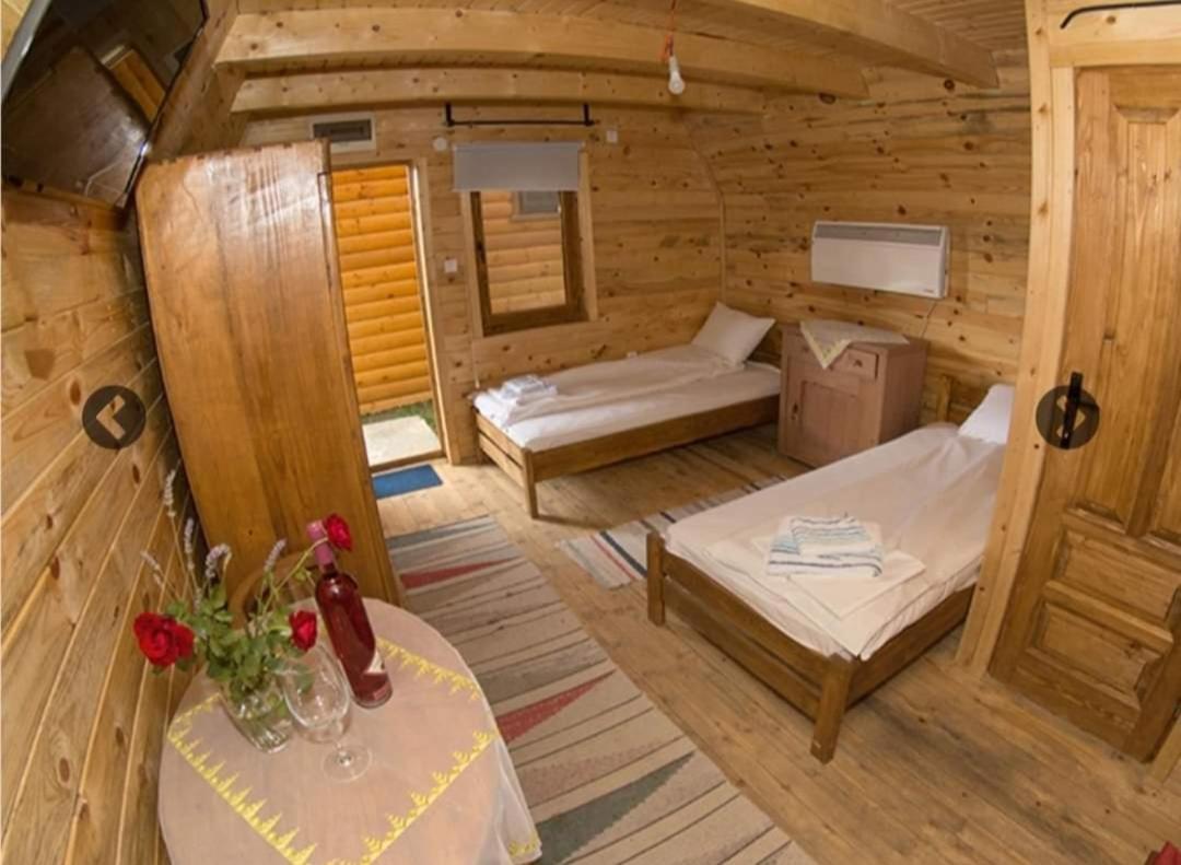 Lolini Bungalovi Нови-Сад Экстерьер фото